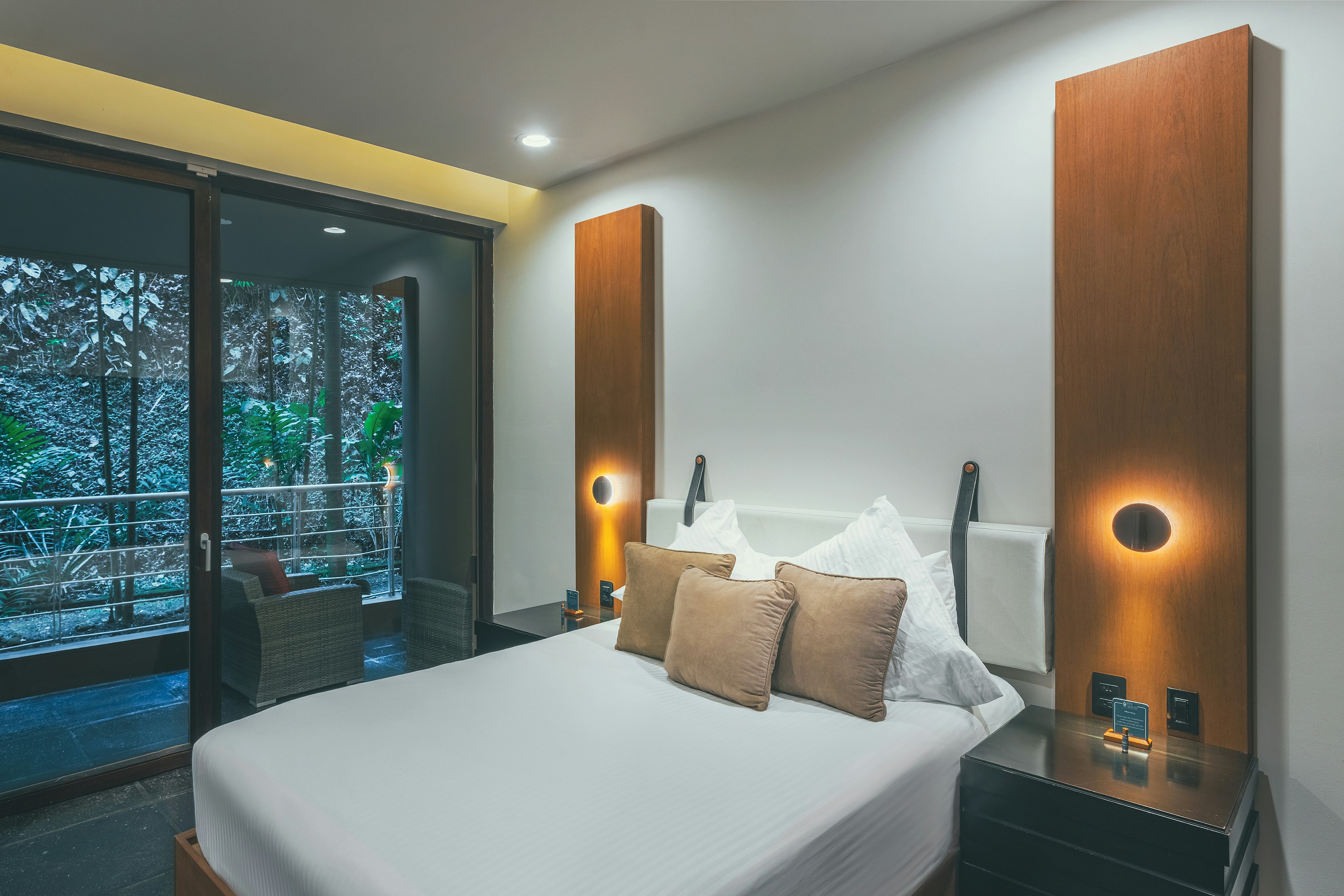 Garden Suite, Single
