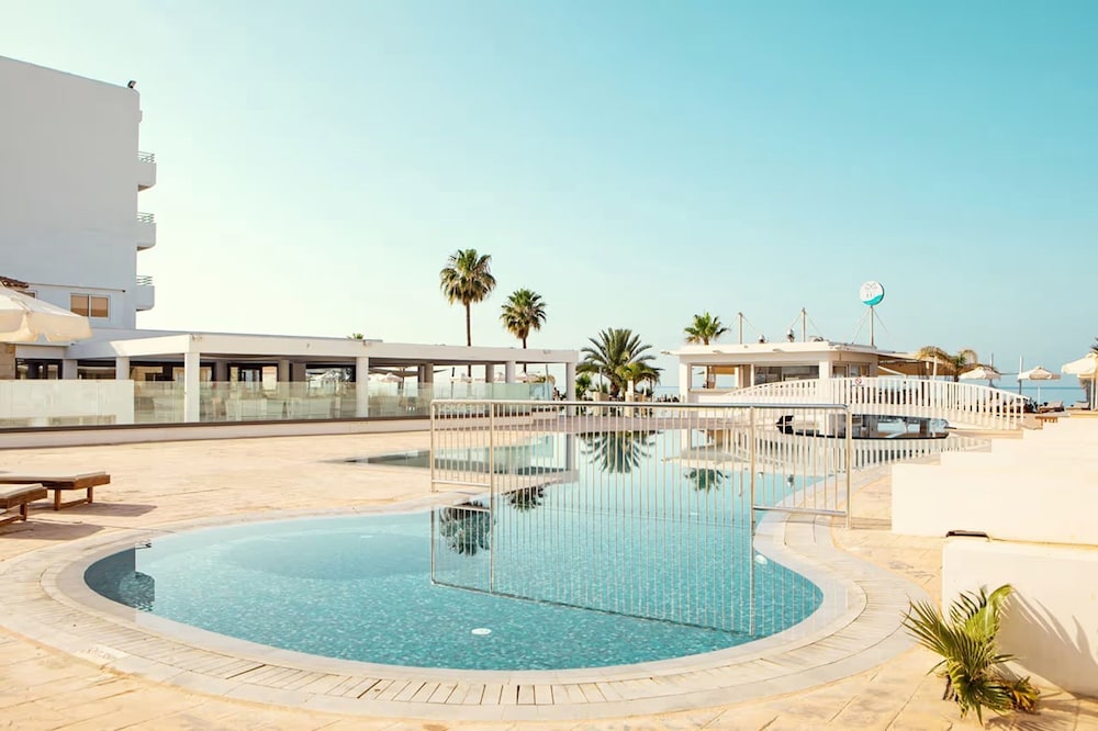 Piere Anne Beach Hotel 39/47