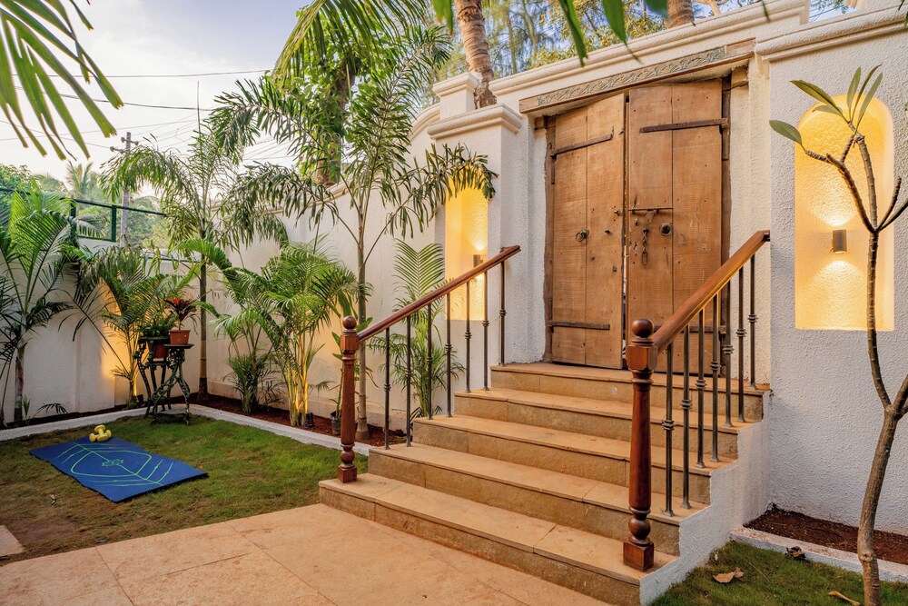 ELIVAAS 4 BHK with Pvt Pool and Media Room Samukha 55/55