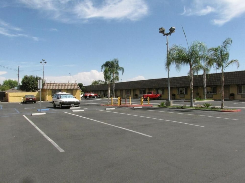 Rodeo Lodge (ex Americas Best Value Inn and Suites-Clovis/Fresno) 36/59