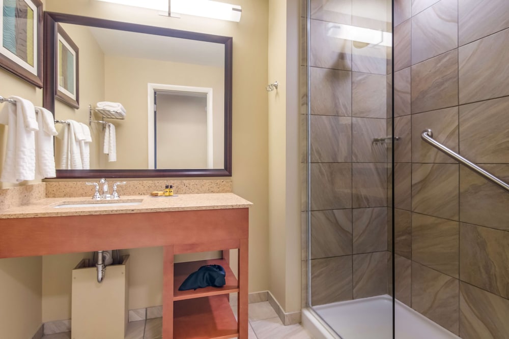 Best Western Plus Traverse City 12/39