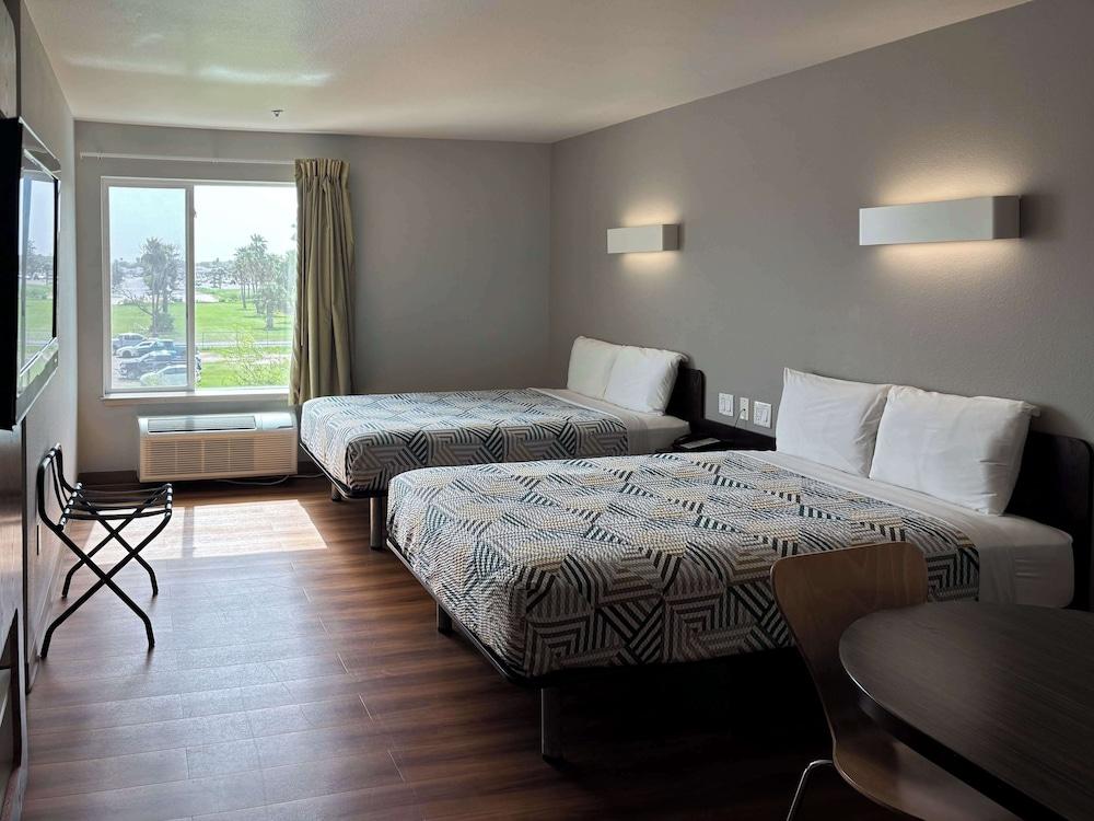 2 Full Beds Accessible, Non-Smoking