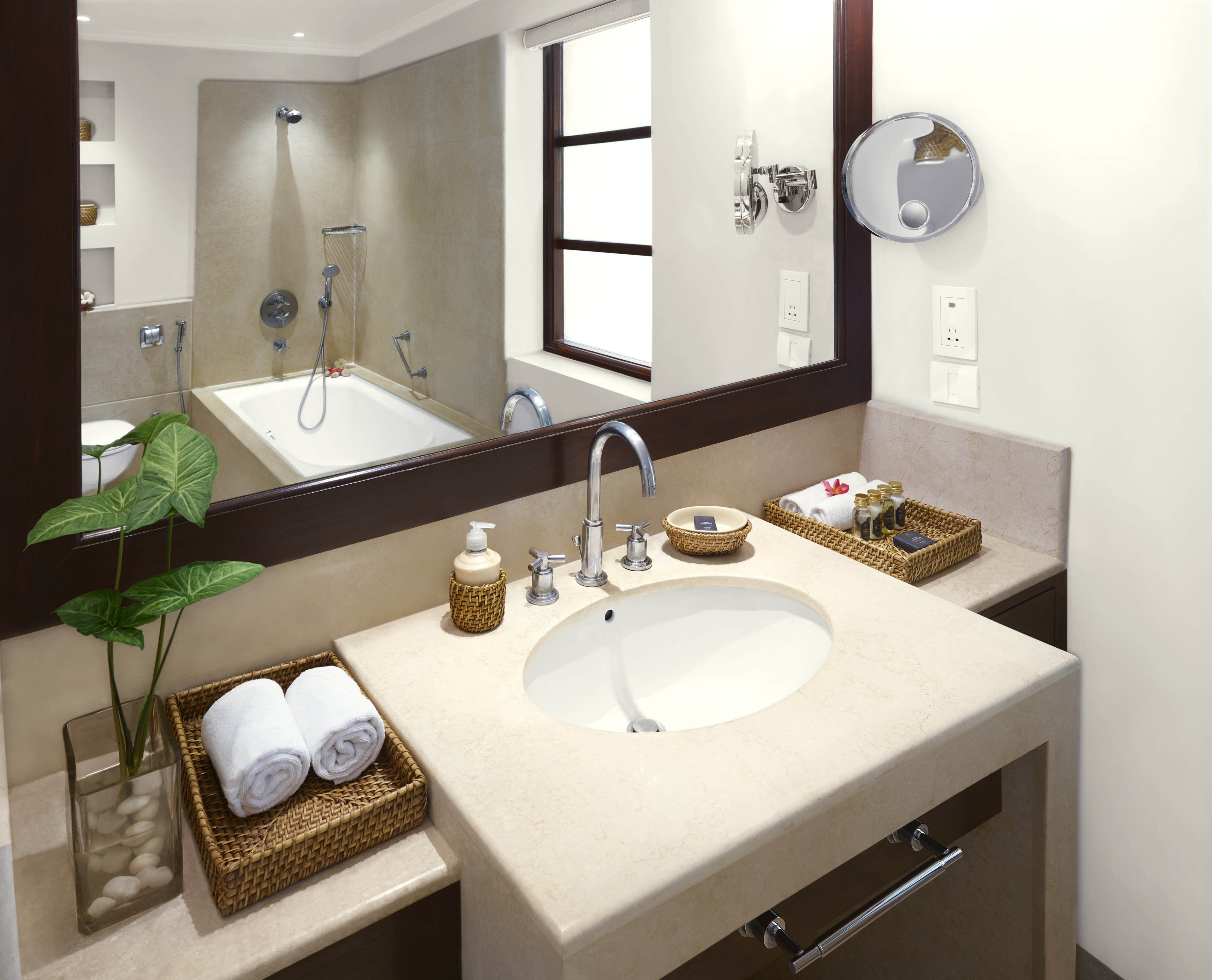 غرفة سوبيريور بسرير كينج بإطلالة على الحديقة بشرفة، Taj Holiday Village Resort & Spa, Goa 2/2