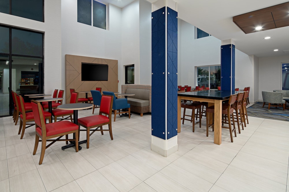 Holiday Inn Express Hotel And Suites Fresno South 42/55