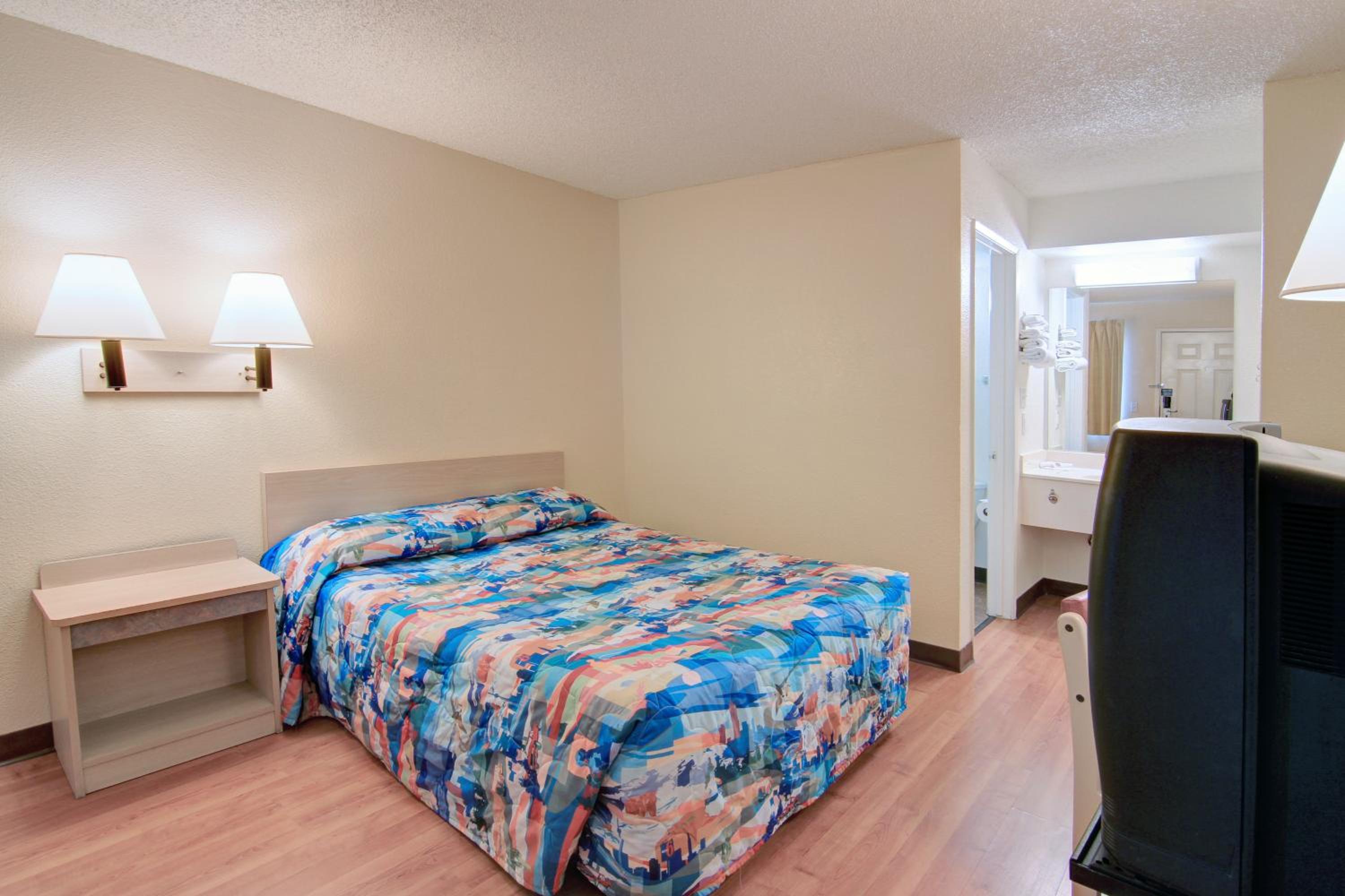 ROOM, QUEEN BED