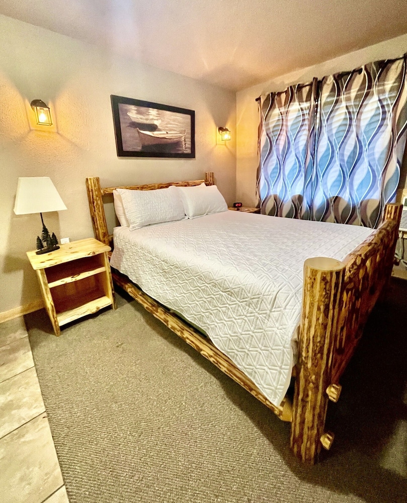 Carriage House Inn 8/36