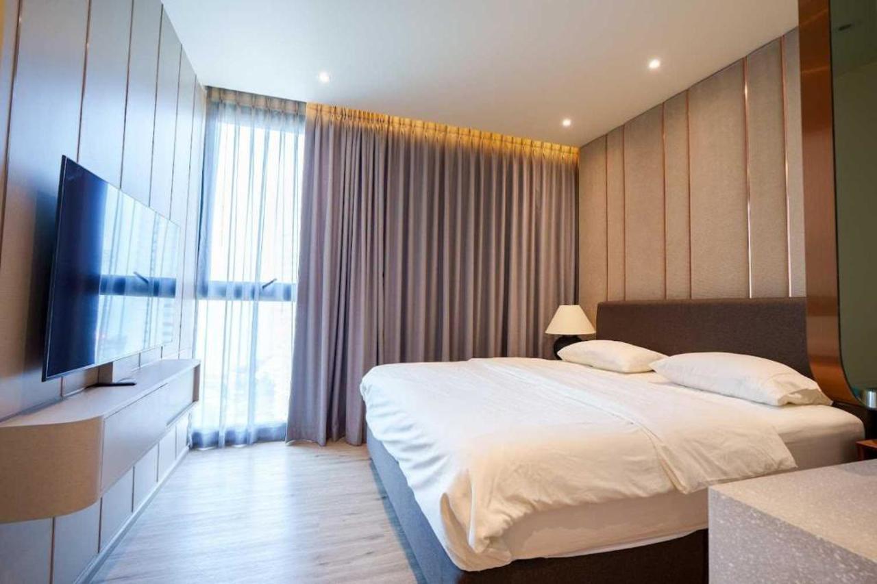 Luxury 2BR Sea View Apartment with Private Lift and Free Parking 20/34