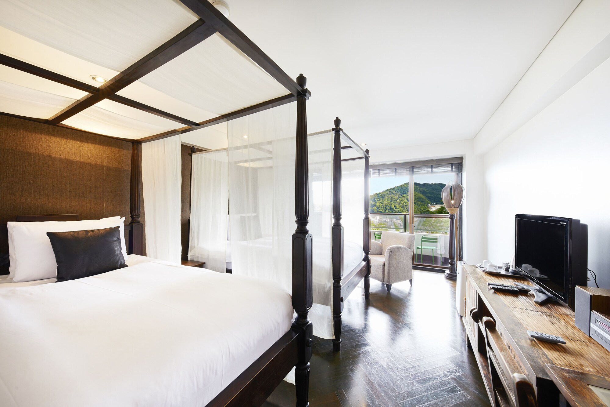 RESORT, TWIN BEDS