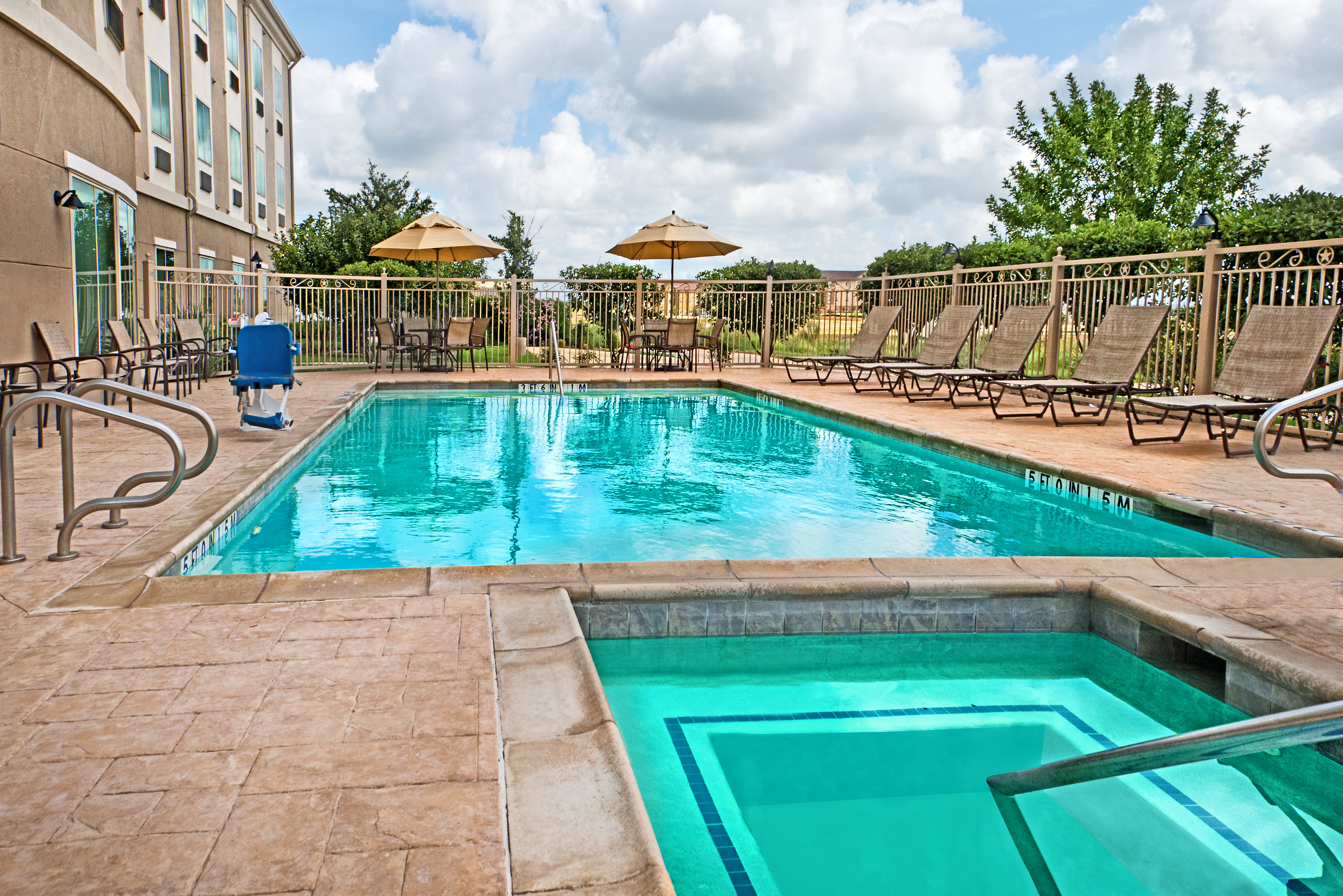 Holiday Inn Express Suites Cotulla 24/32