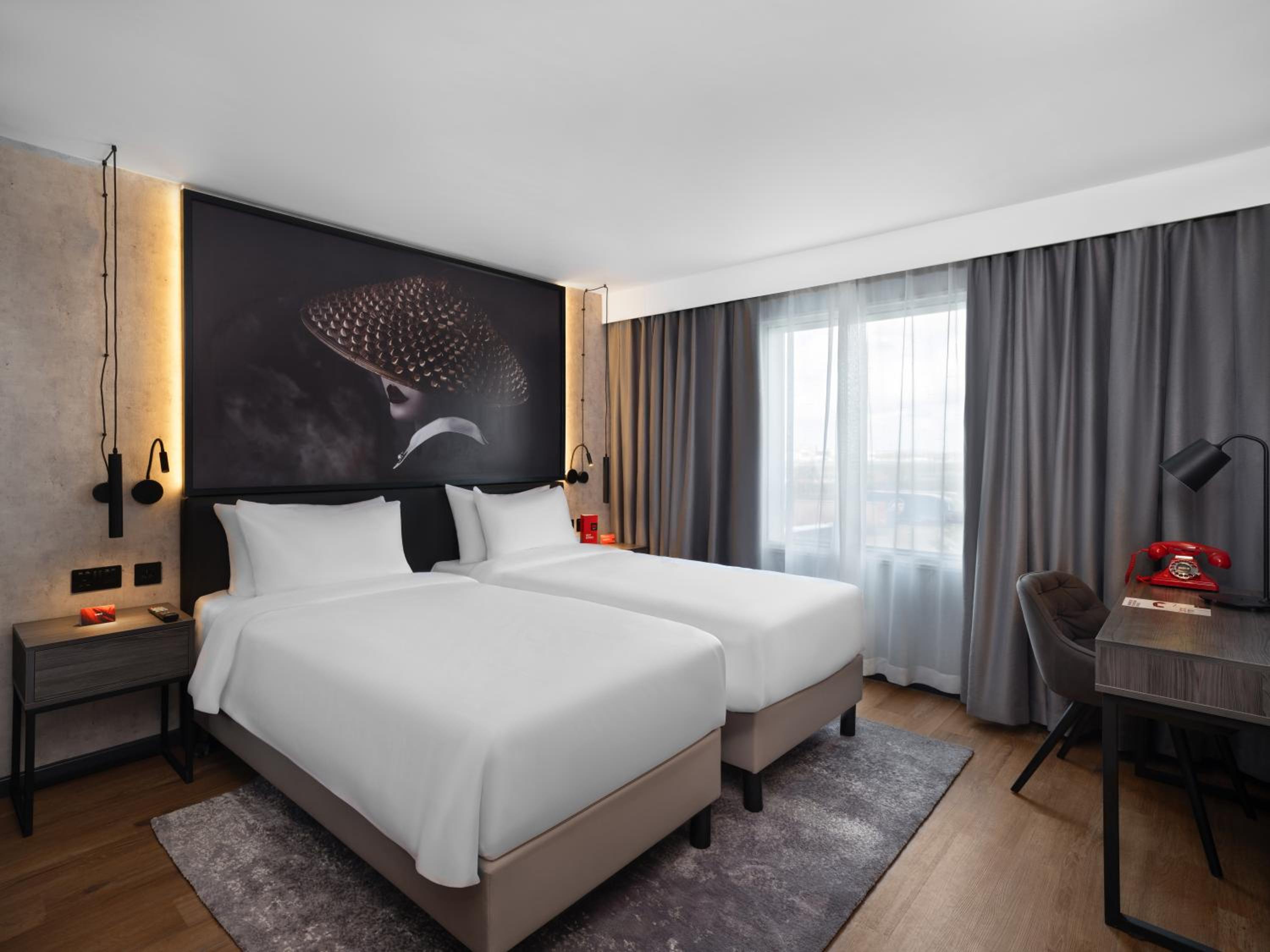Standard, Twin Beds, Runway View