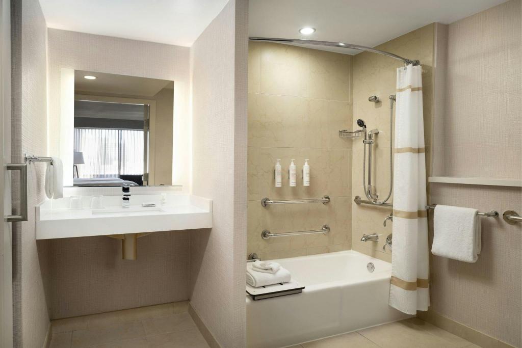 Nob Hill, Suite, King Bed, Bay View, Sofa, High Floor