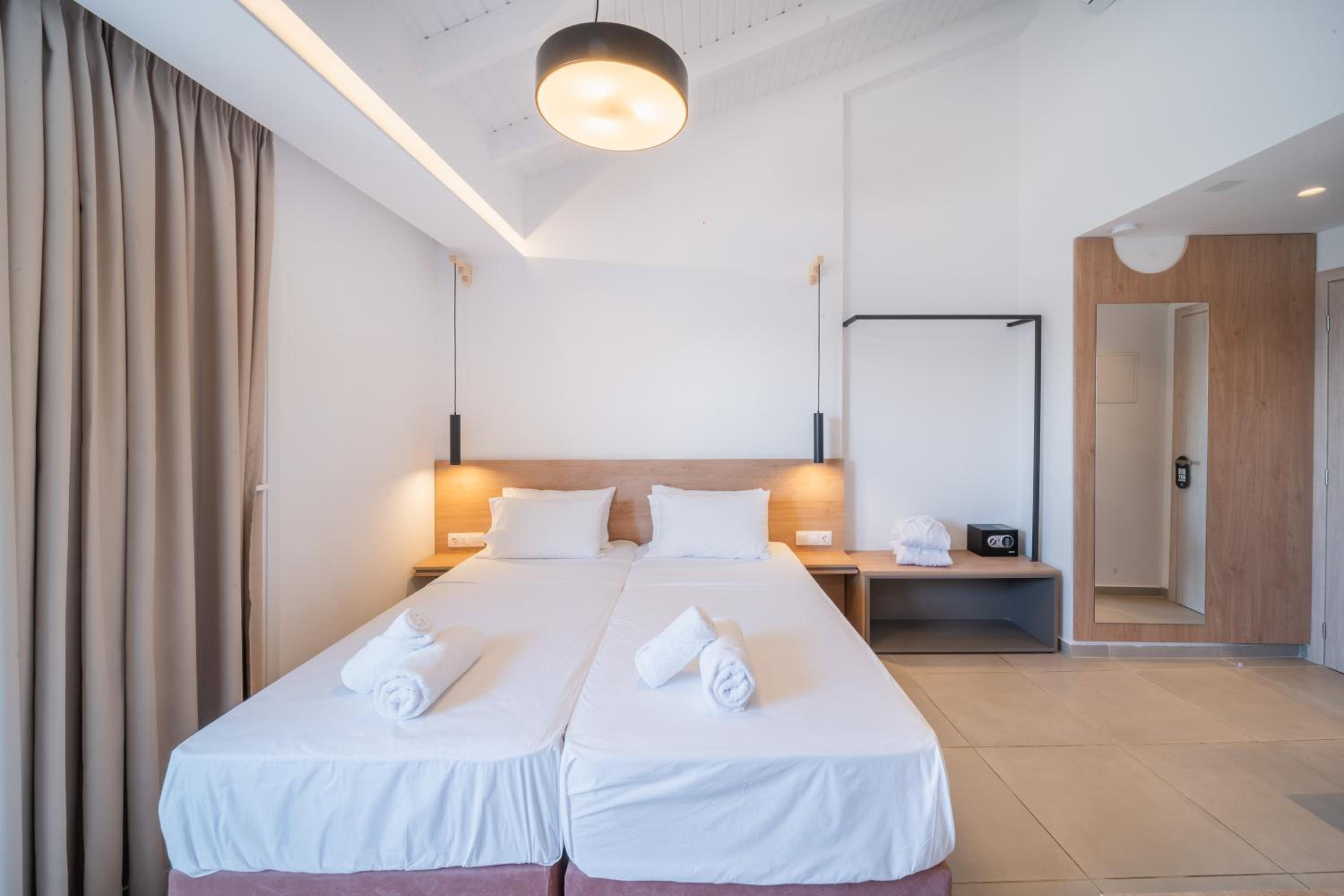 Superior, Double Bed, Lateral Side Sea View