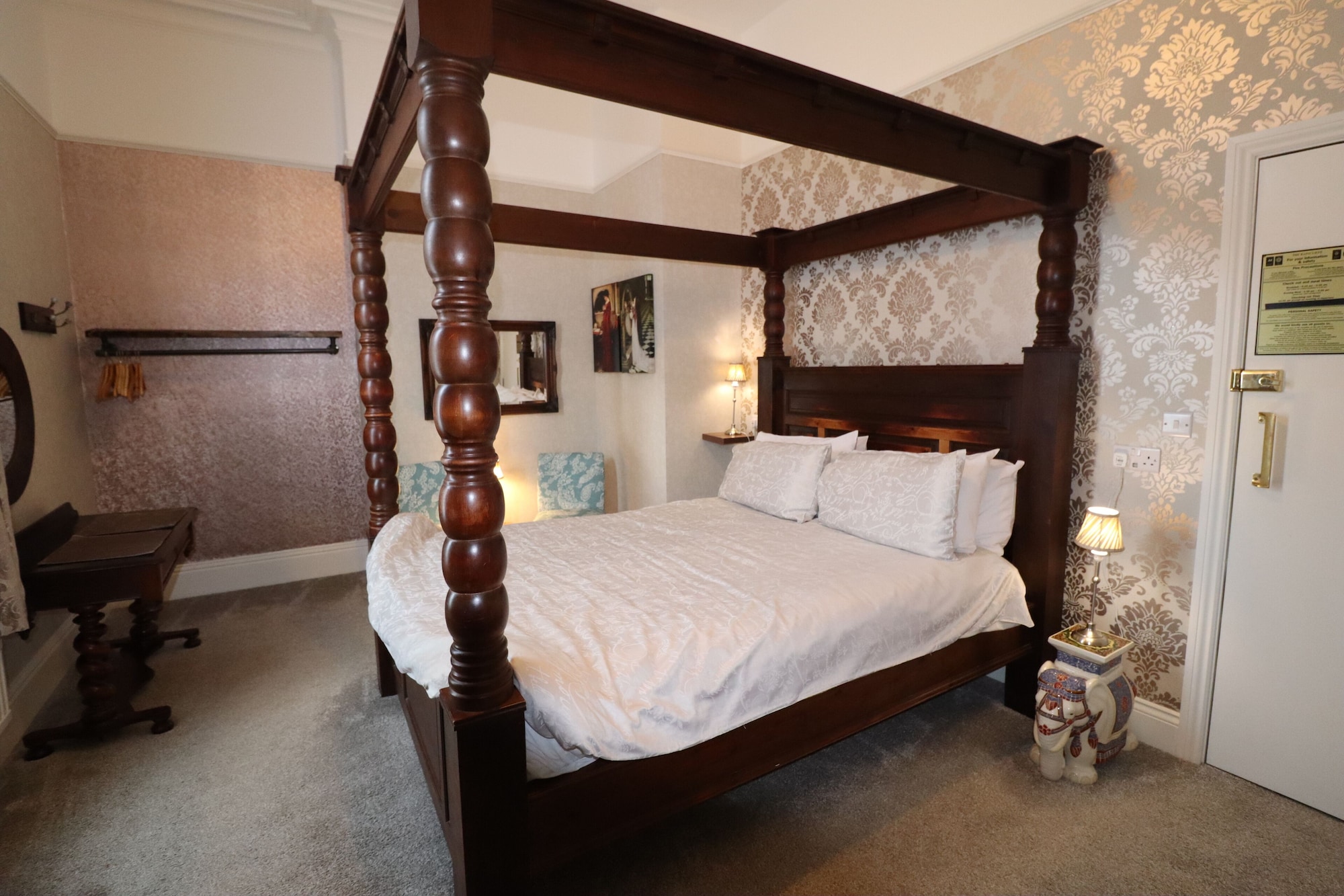 Four Poster, King Bed، Raincliffe Hotel 4/6