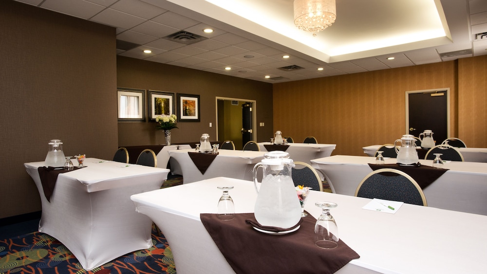 Holiday Inn And Suites Mississauga 38/39