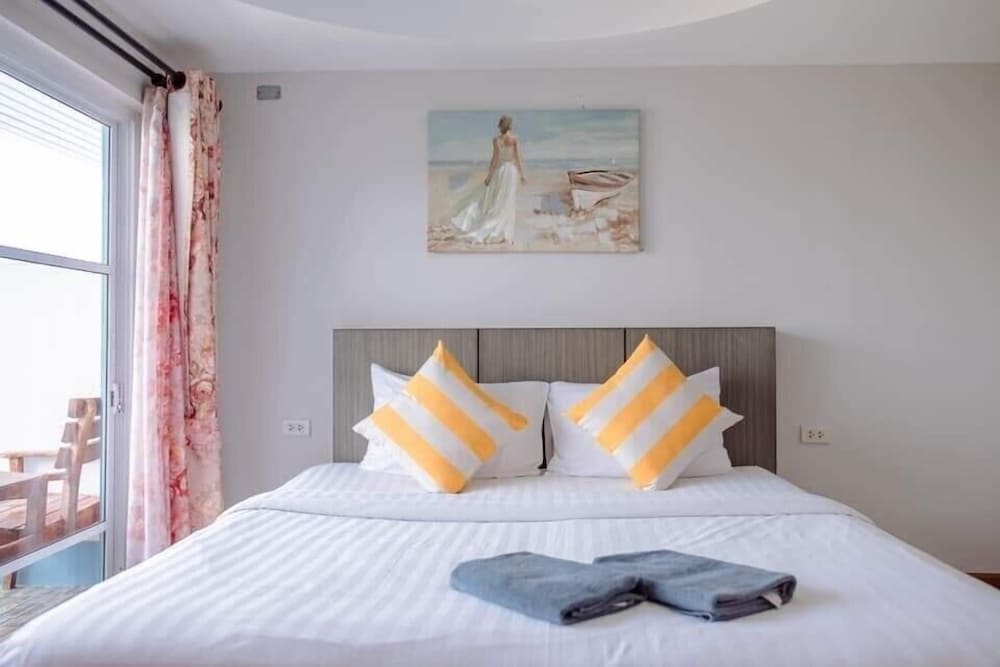 ROOM, DOUBLE BED, PARTIAL SEA VIEW