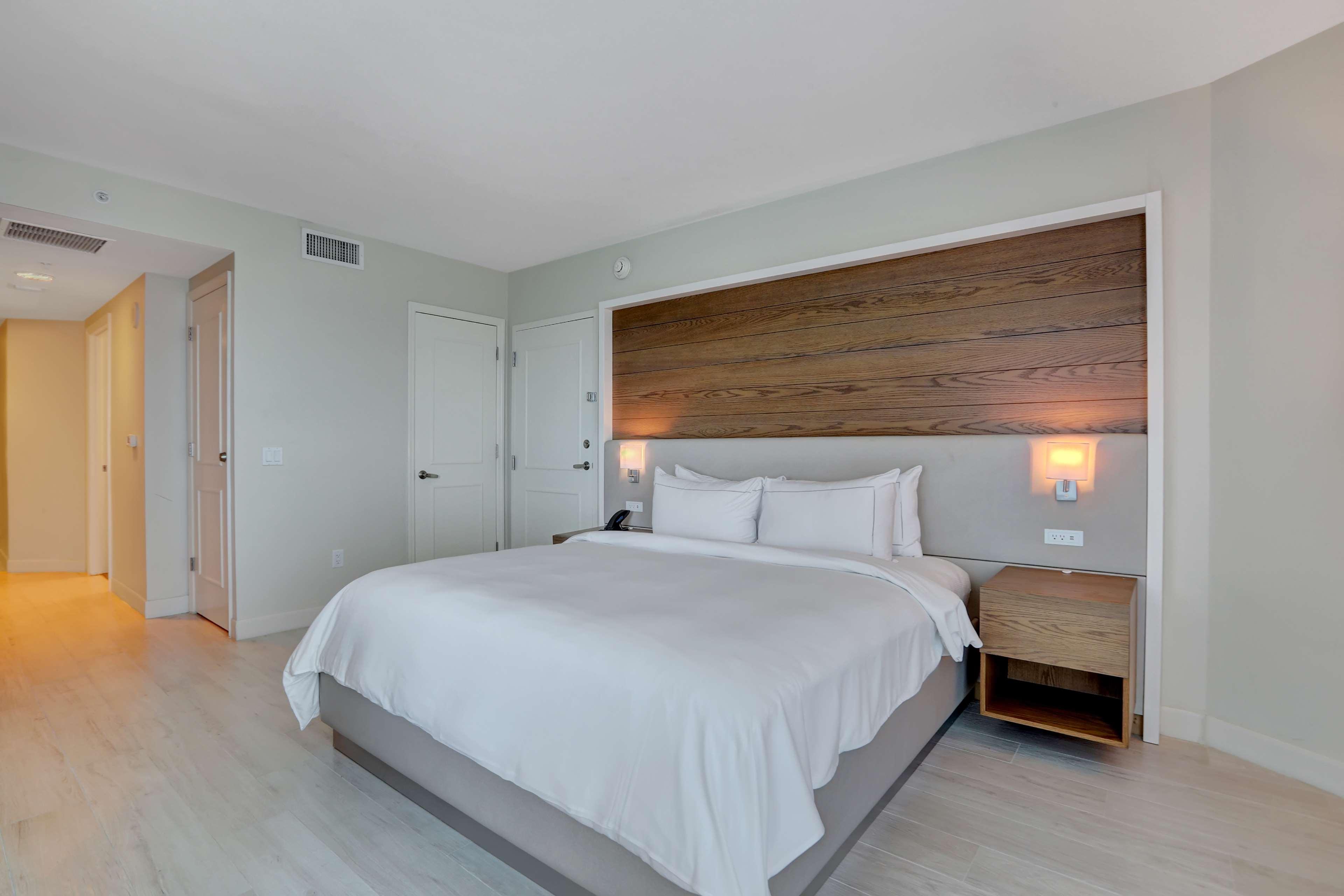 JUNIOR SUITE, JUNIOR, DELUXE, KING BED, OCEAN VIEW, ACCESSIBLE