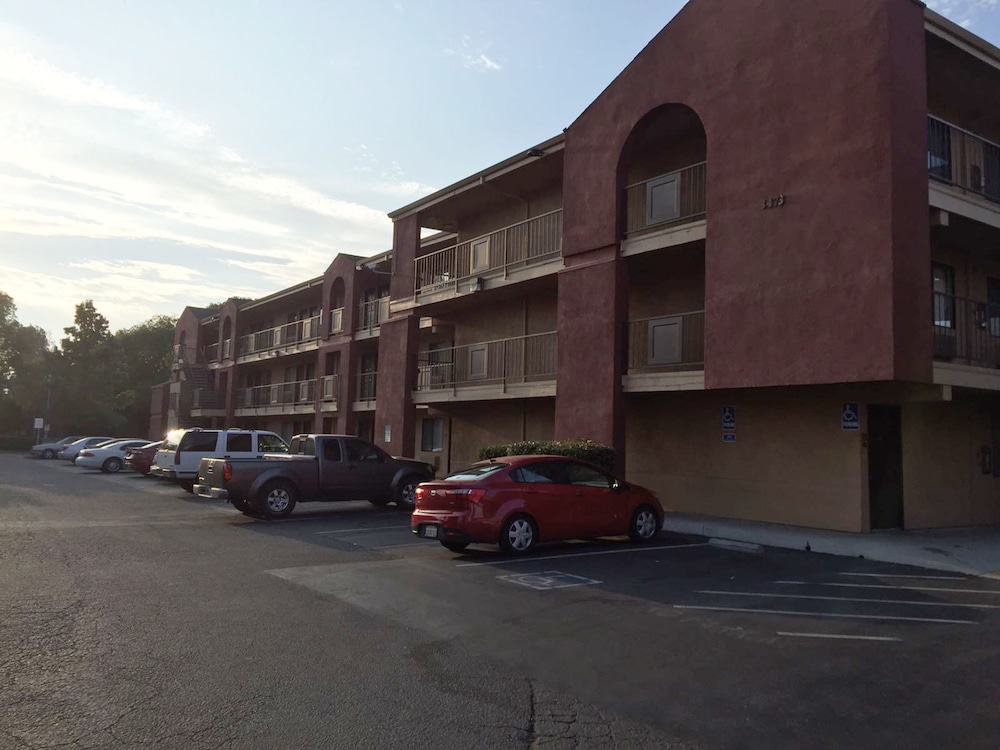 Budget Inn and Suites Stockton 1/55