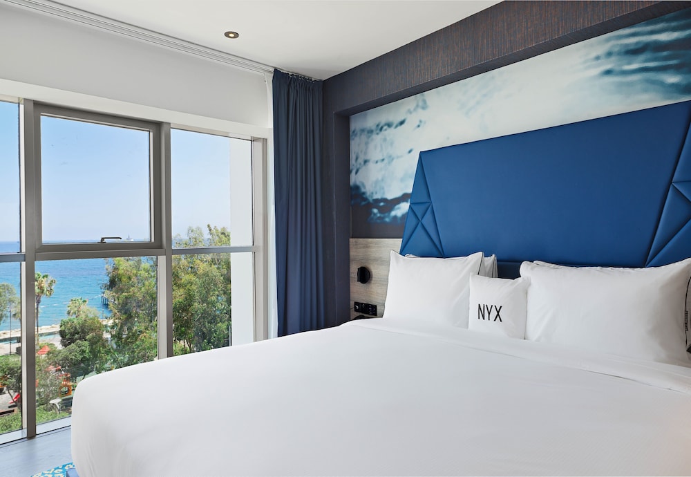 Space, Executive, Queen Bed, Sea View, Lounge Access