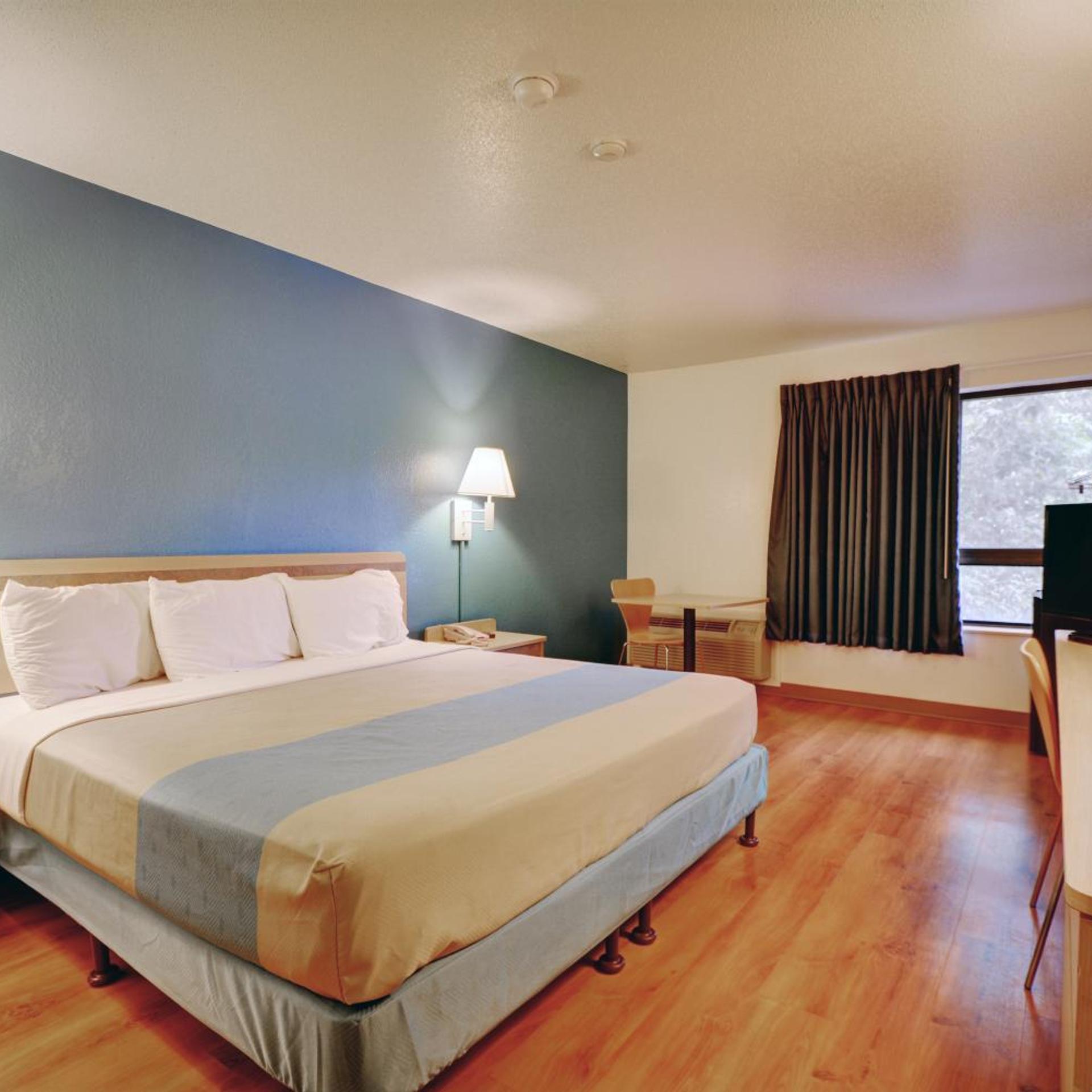 ROOM, KING BED