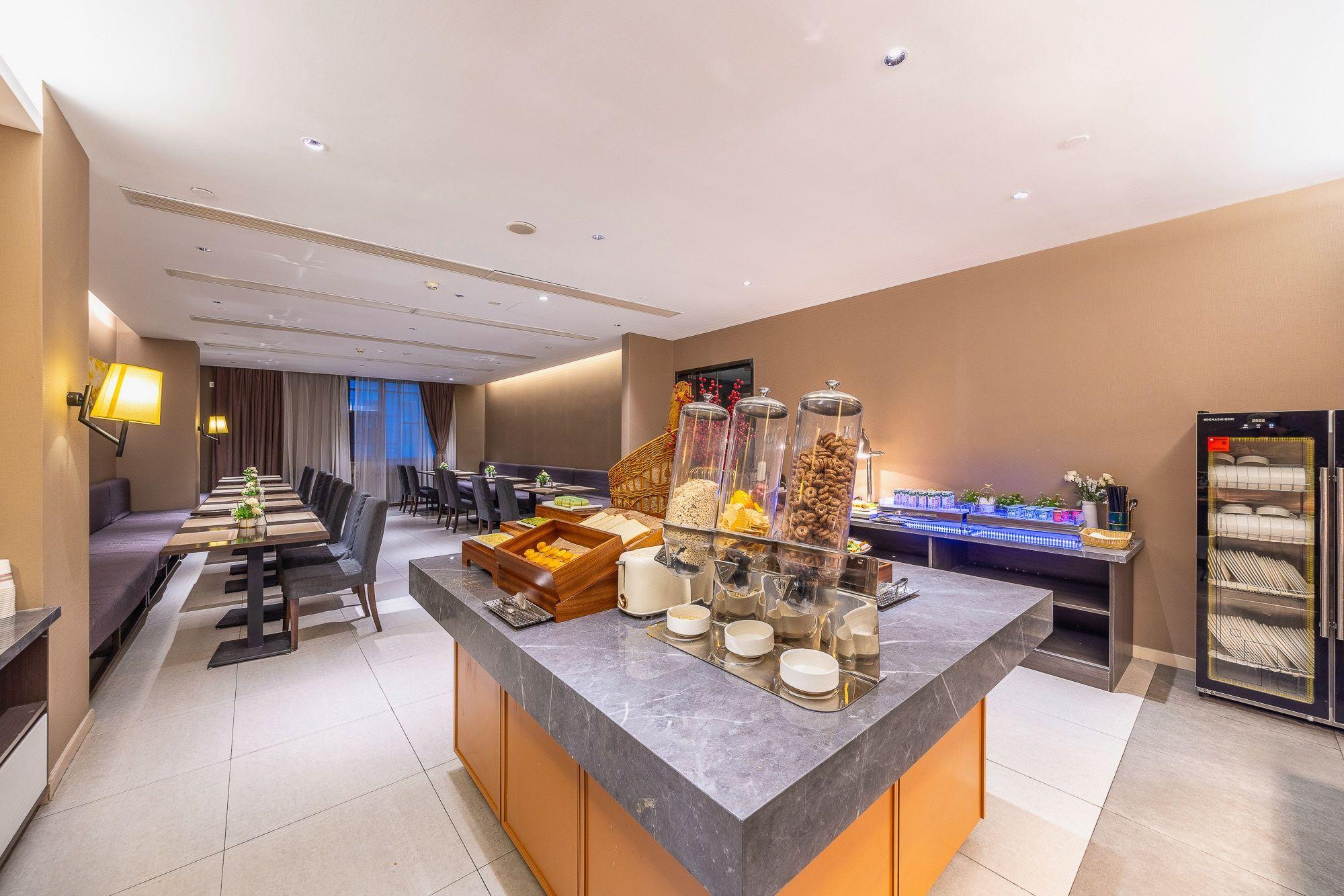 Home Inn Plus (Lanzhou Zhangye Road Xiguan Metro Station) 30/39