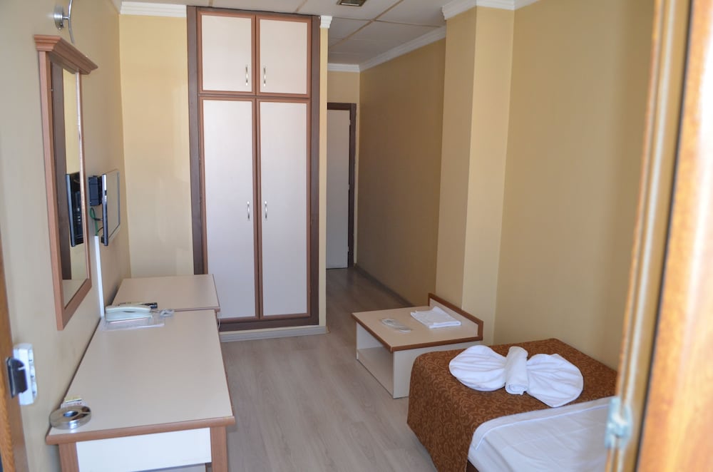 ROOM, SINGLE