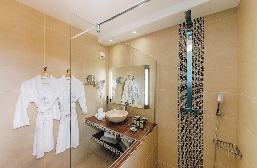 جناح بسرير كينج بإطلالة على البحر مع أريكة، BOUTIQUE HOTEL LIBERATA 2/2