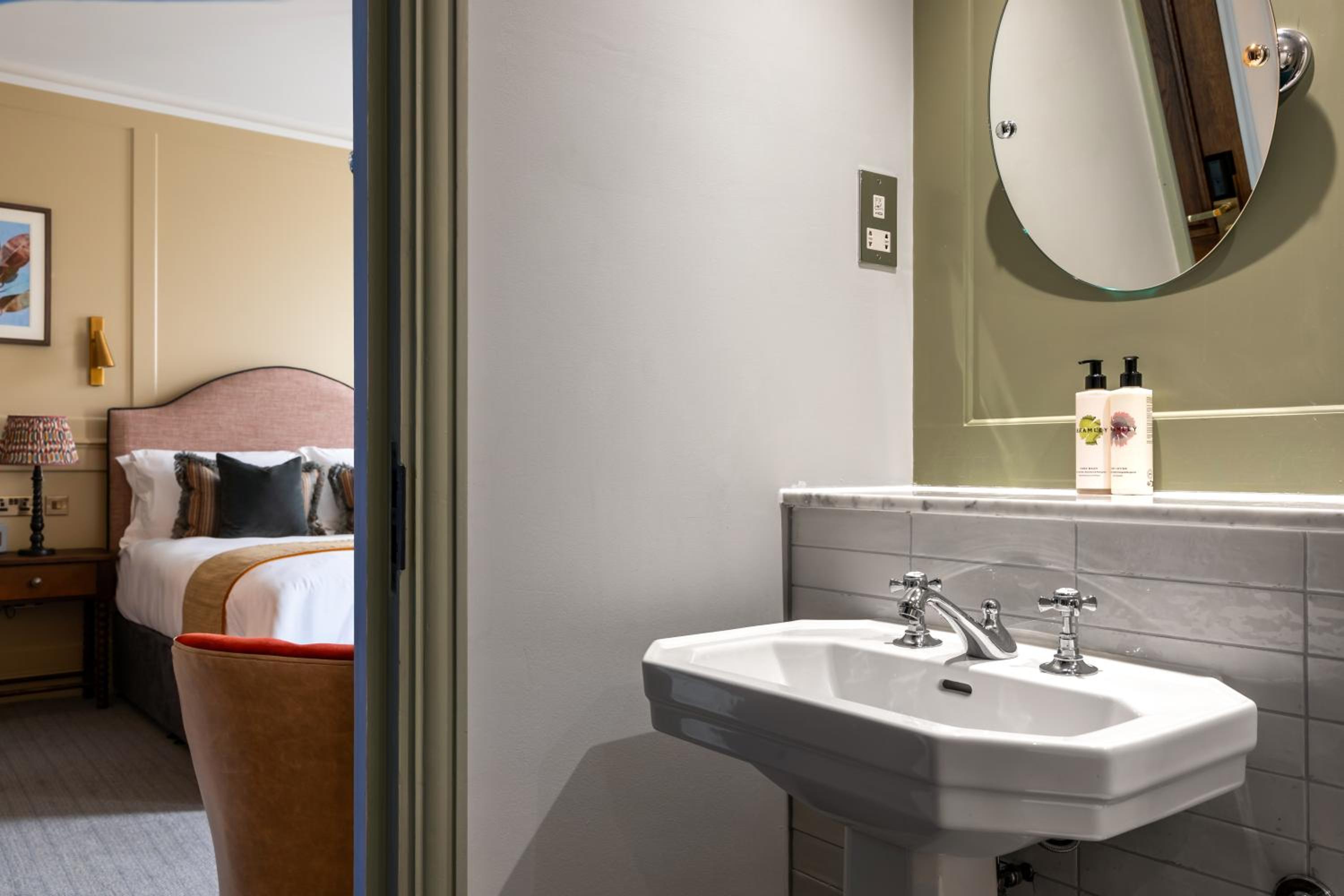Coach & Horses Hotel 46/49