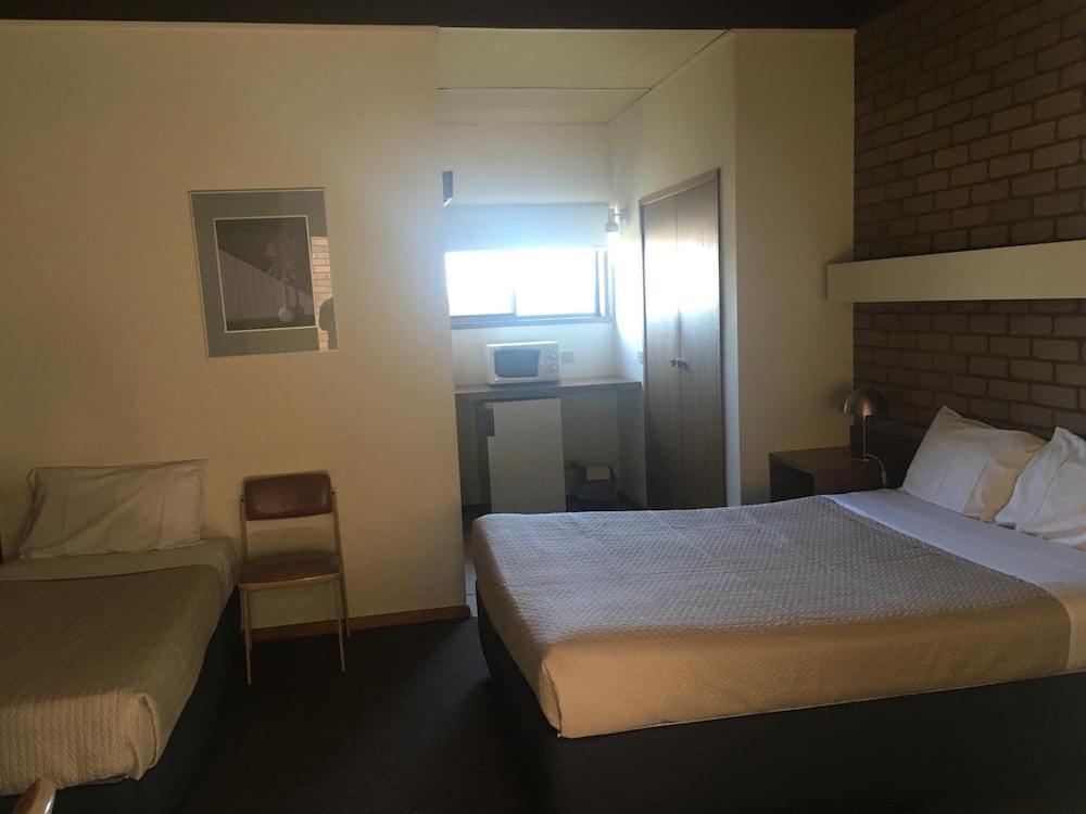 Tudor House Motor Inn 20/62