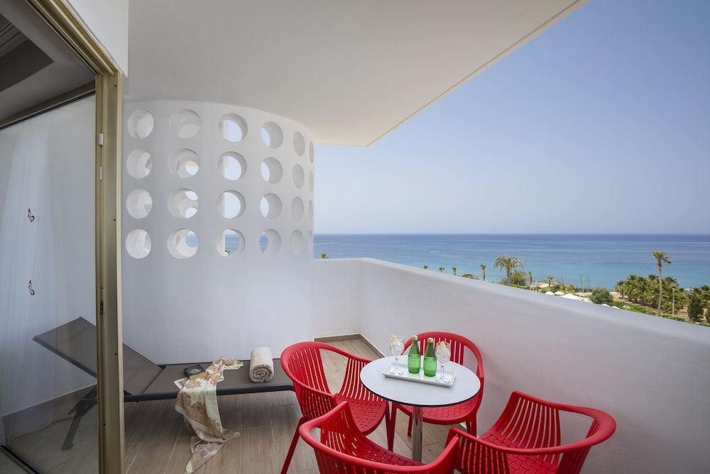Leonardo Laura Beach and Splash Resort in Hlorakas