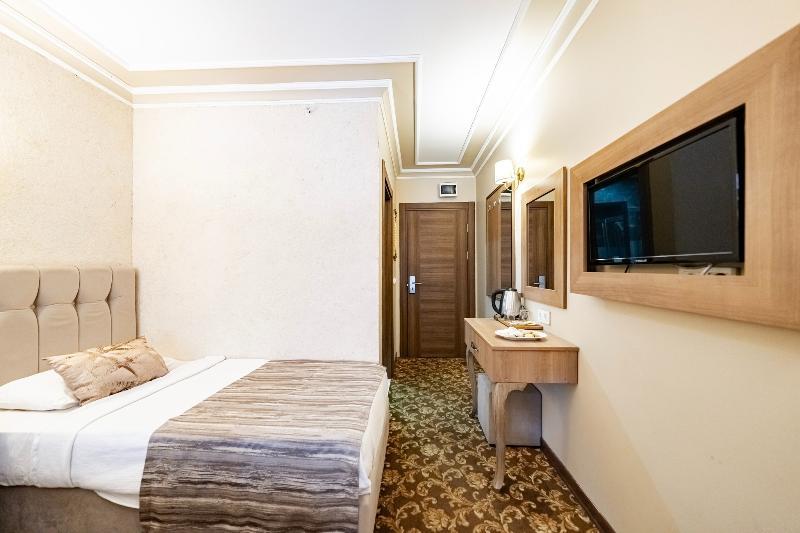 Room, Twin Beds, City View