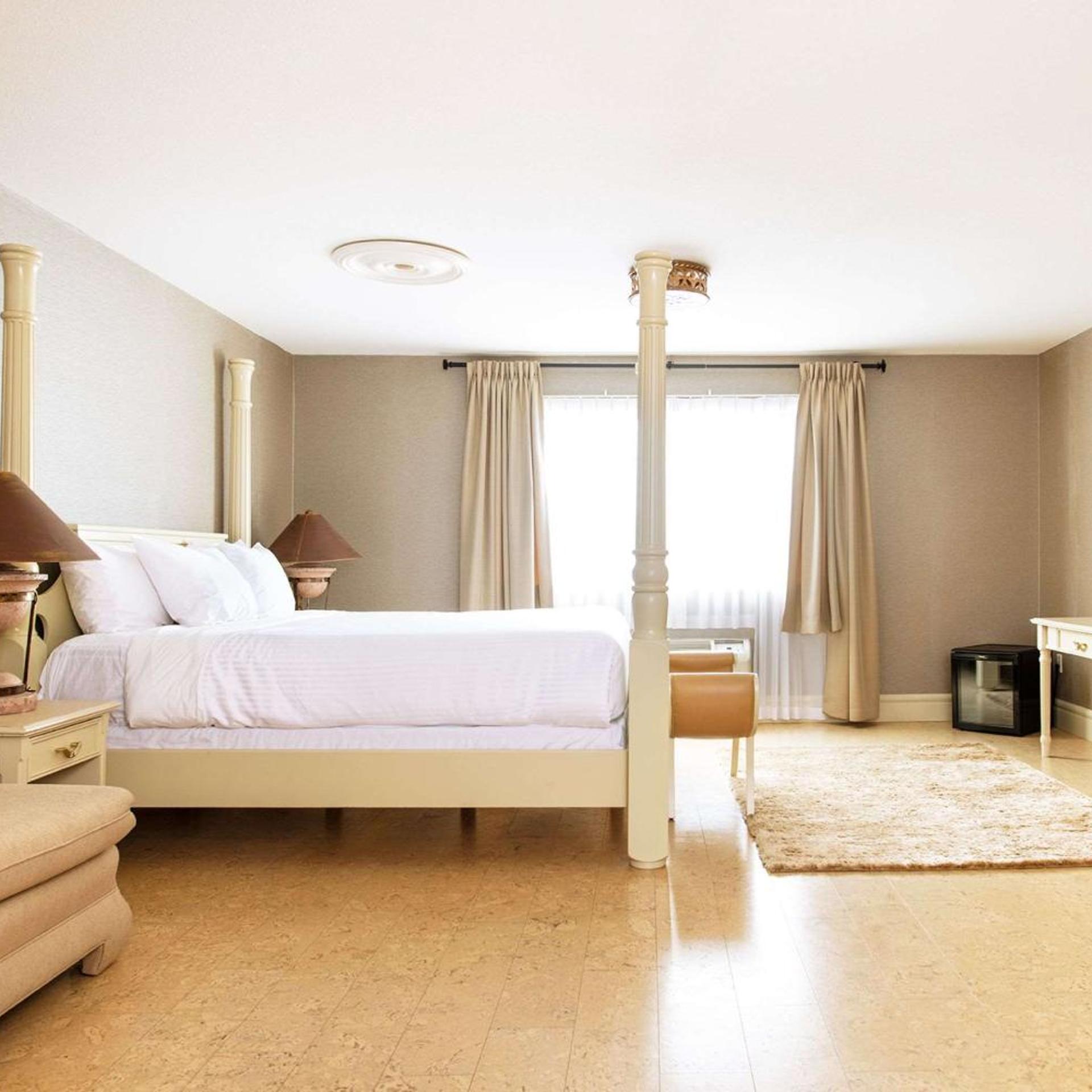 Suite, King Bed, Jetted Tub