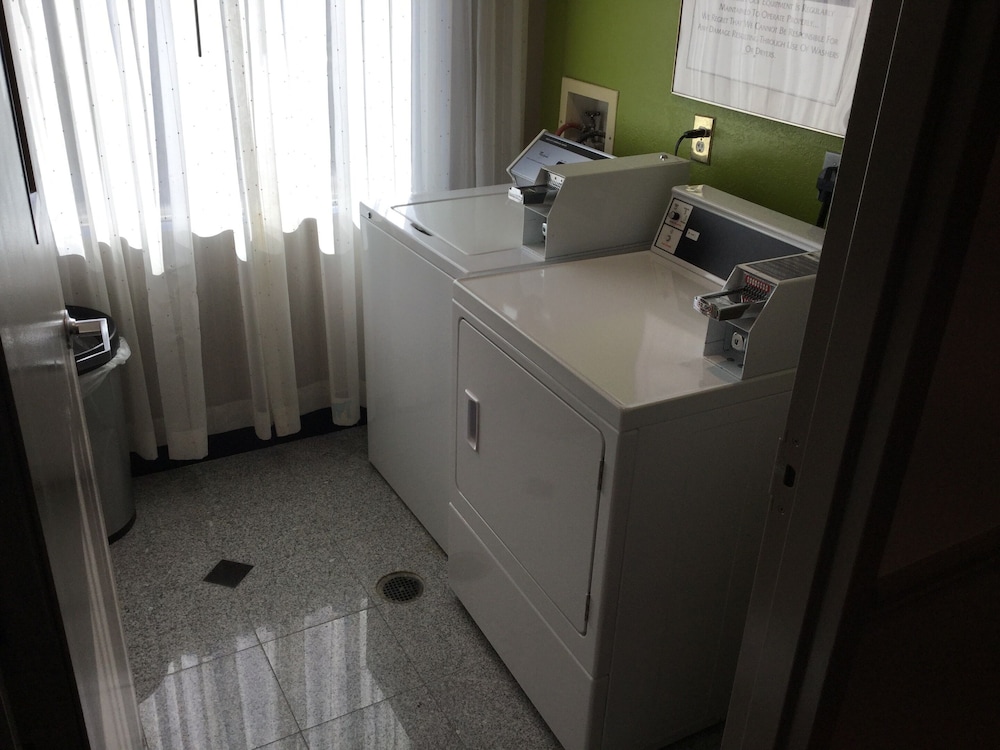 Days Inn & Suites By Wyndham Bonita Springs North Naples 28/28