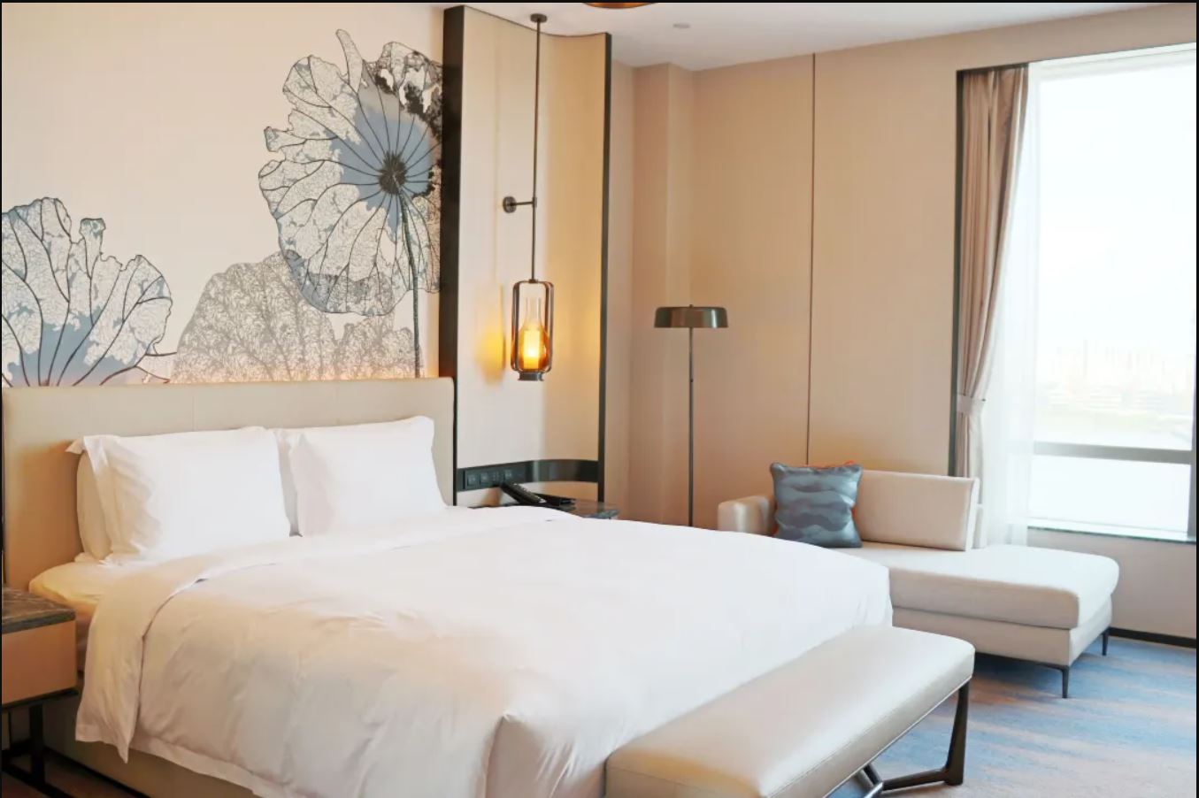 DELUXE, SUITE, KING BED, CITY OR LAKE VIEW, LOUNGE ACCESS