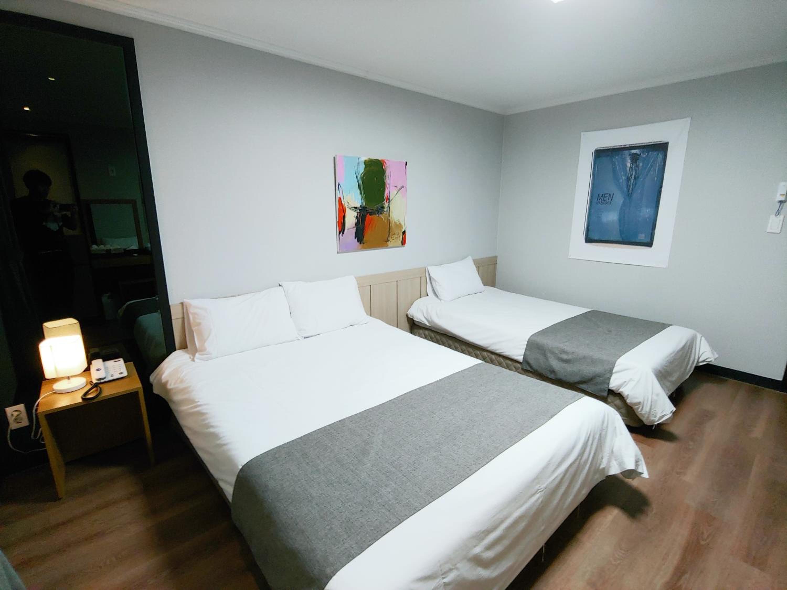 غرفة قياسية ثلاثية، HOTEL TONG YEONDONG JEJU 3/10