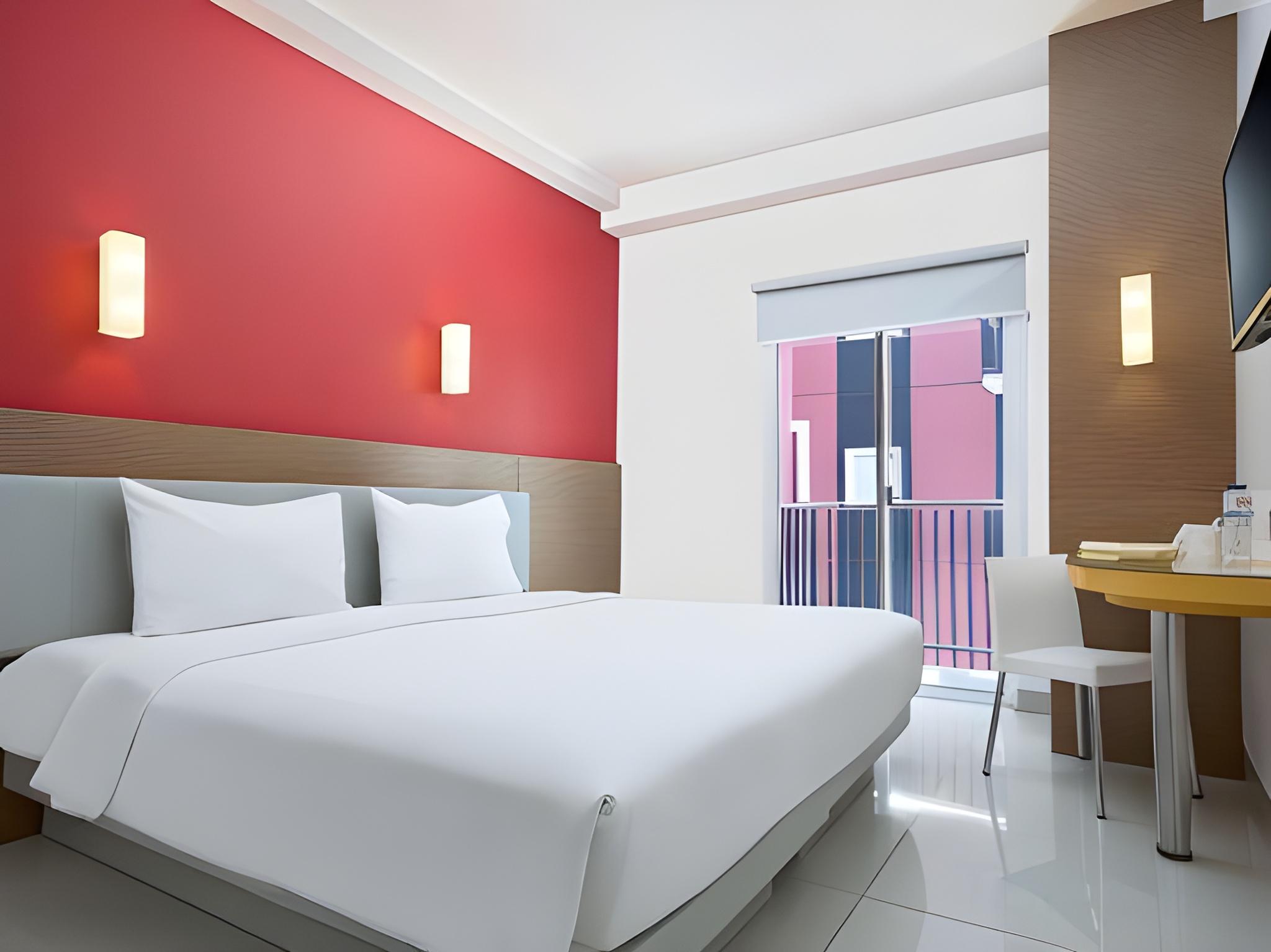 Smart, Hollywood, Queen Bed