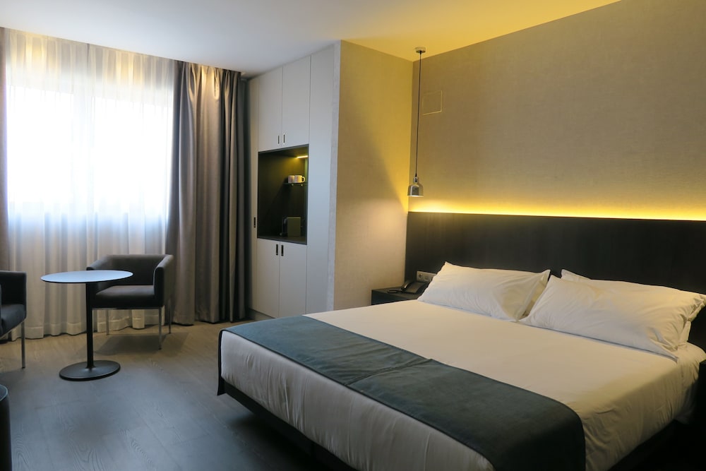 SUPERIOR, DOUBLE OR TWIN BED, KITCHEN
