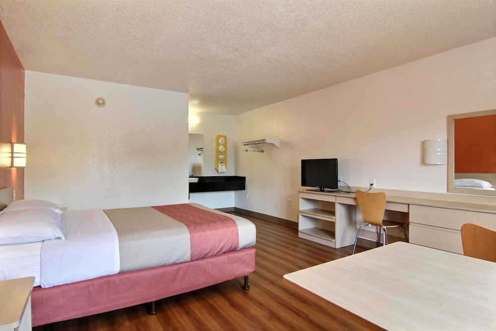 Motel6 Middleburg Heights, OH - Cleveland 26/49