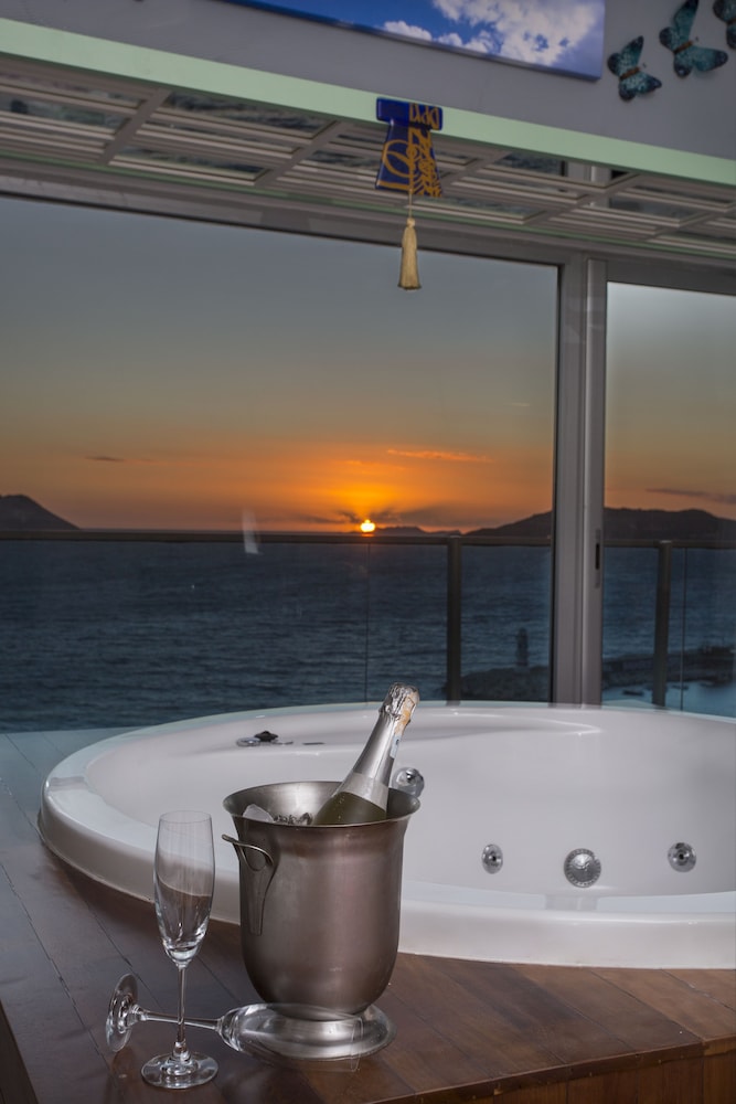 Sea View Hotel 50/50