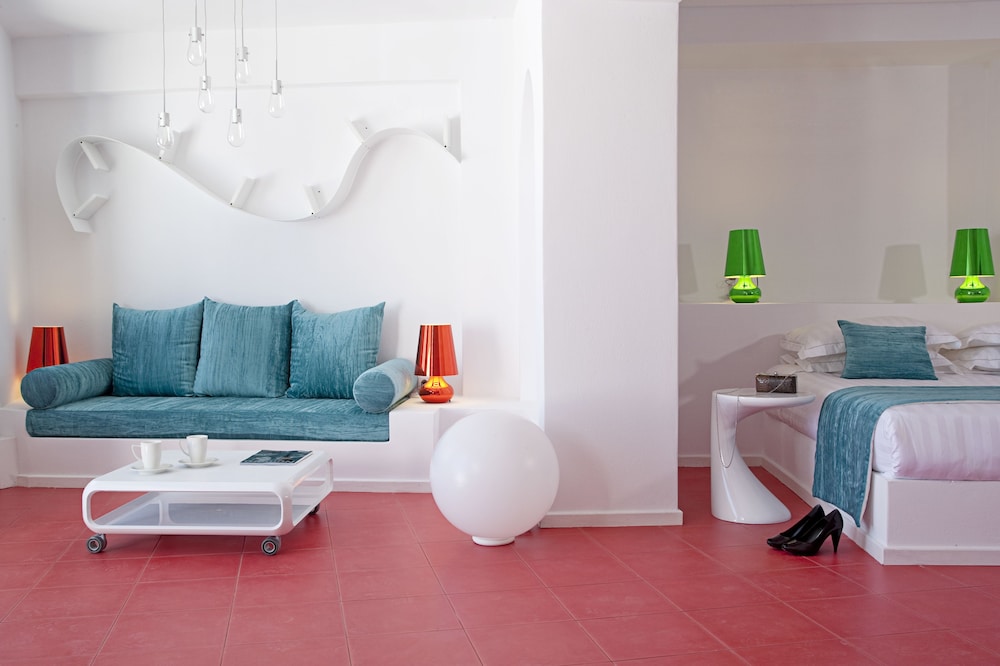 AVANT GARDE SUITES 56/82