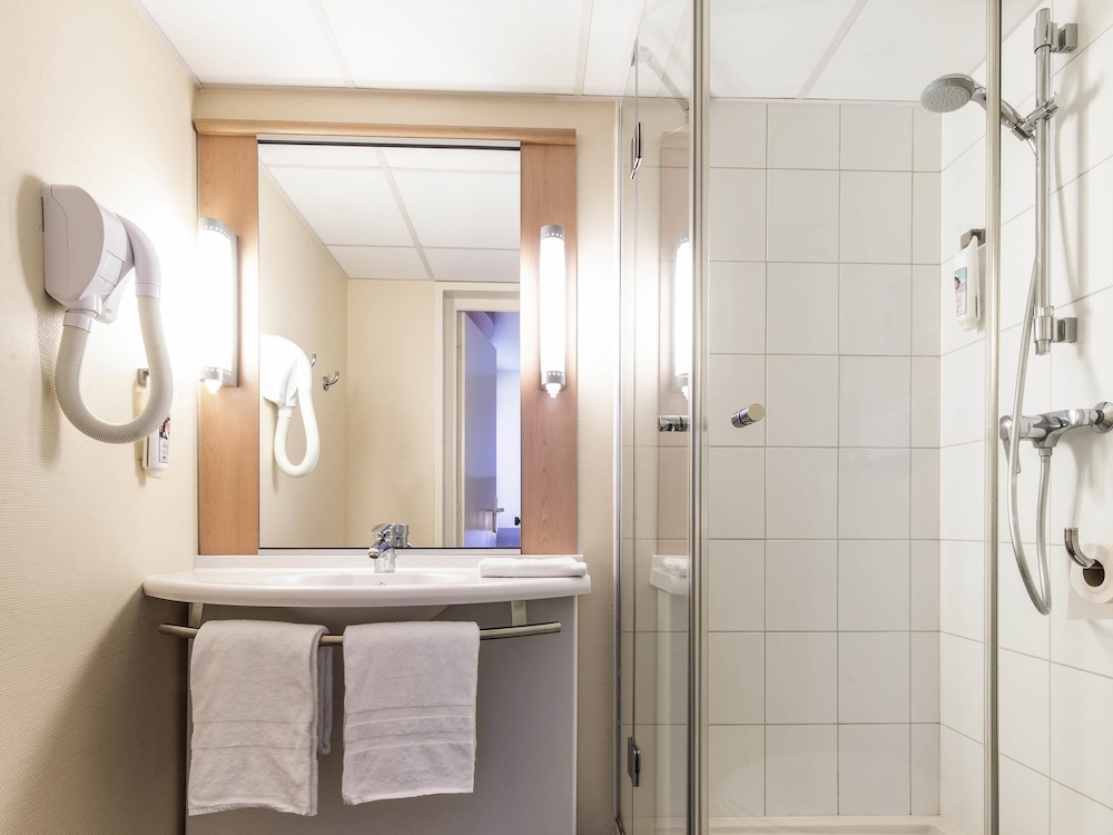Ibis Issoire 56/57