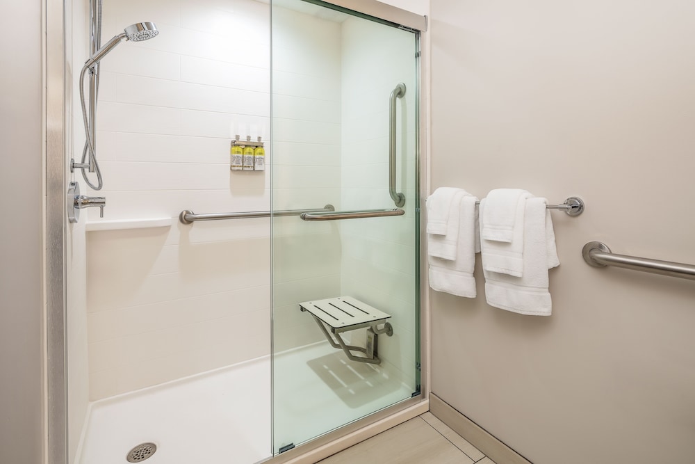 Holiday Inn Express Hotel and Suites Florence I-95 at Hwy 327 17/51