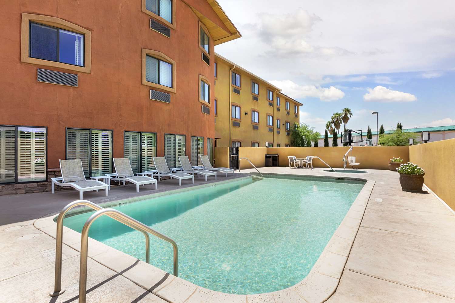 Best Western Plus Safford 42/43
