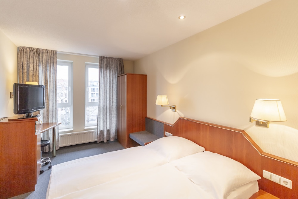 ECONOMY, QUEEN BED