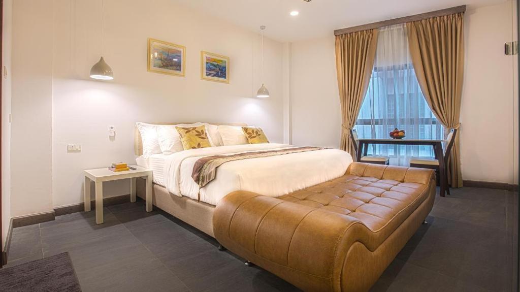 DELUXE, KING BED