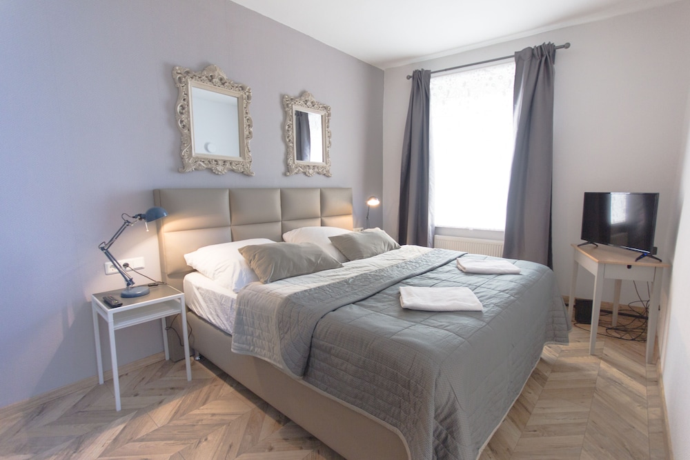 ROOM, QUADRUPLE, CITY VIEW