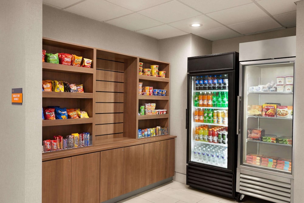 La Quinta Inn And Suites by Wyndham Lackawanna 33/39