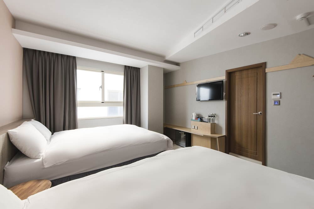 Sparrow Hotel 9/37