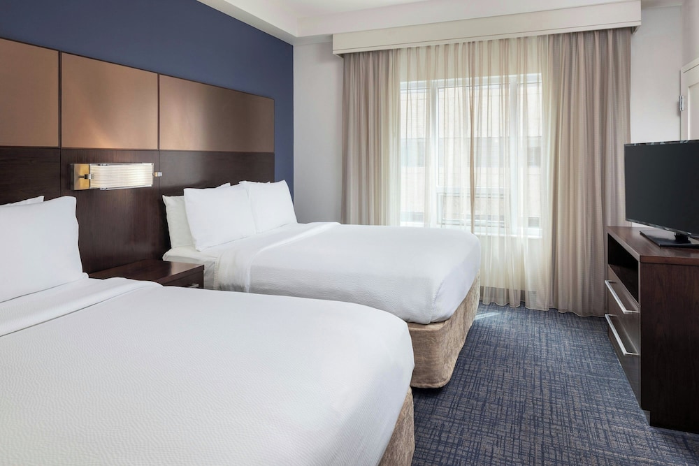 جناح بسريرين كوين بغرفة نوم واحدة مع أريكة لذوي الإعاقة