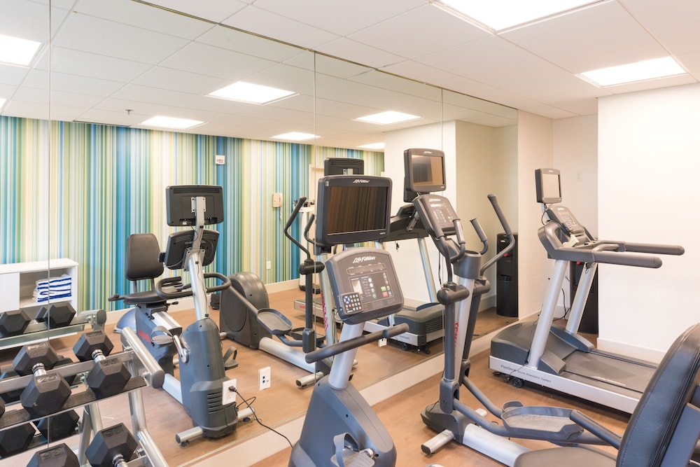 Holiday Inn Express Charleston US Hwy 17 & I-526 34/77