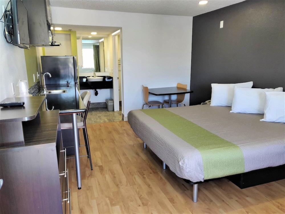 Studio6 Fresno, CA - Extended Stay 11/37